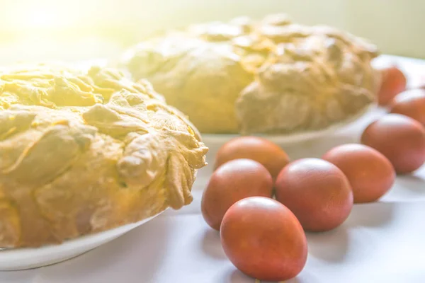 Christlicher Osterkuchen und rote Eier — Stockfoto