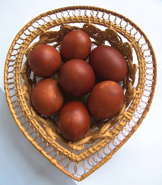 Hasır ahşap sepet içinde kırmızı Paskalya yumurtaları — Stok fotoğraf
