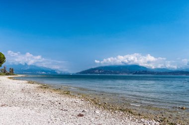 Plaj ve Garda Gölü üzerinde mavi su. İtalya, Europe