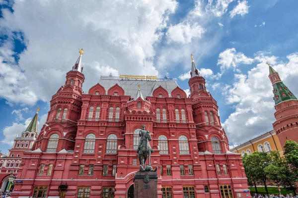 Til Europa. Russland. Moskva juni 2017. Det statlige historiske museum i Moskva på rød plass. – stockfoto