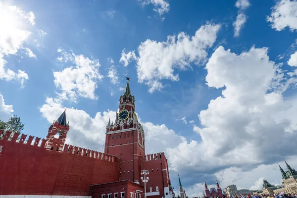 Europa. Rusland. Moskou. Moskou Kremlin op een heldere zomerdag — Stockfoto