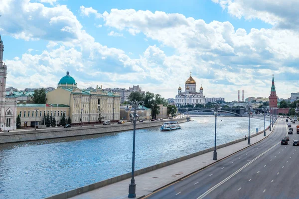 曇りの日、ロシア ・ モスクワのクレムリン堤防のビュー. — ストック写真