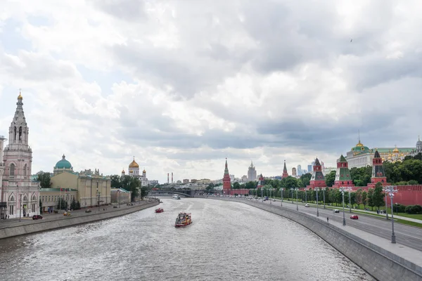 Weergave van het Kremlin embankment op een bewolkte dag, Moskou, Rusland. — Stockfoto