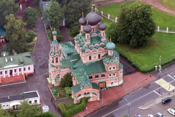 Moskou, Rusland. Trinity Church in Ostankino-weergave van hoge. — Stockfoto