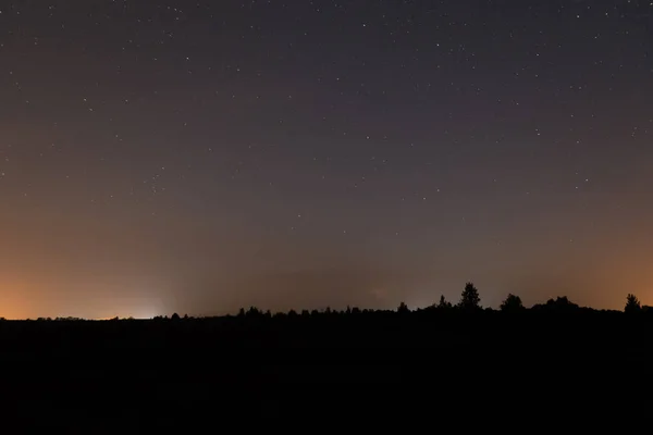 Siyah gece gökyüzünde yıldız çok sayıda.