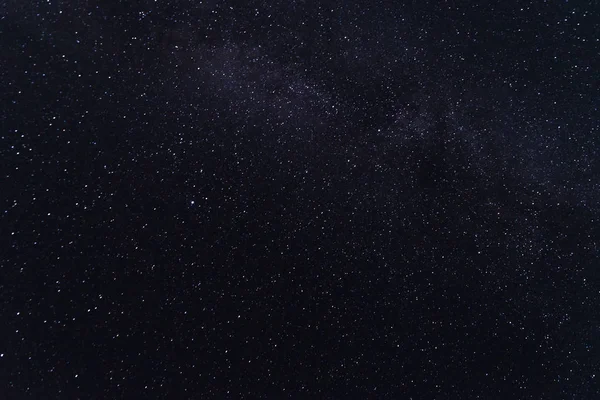 Siyah gece gökyüzünde yıldız çok sayıda.