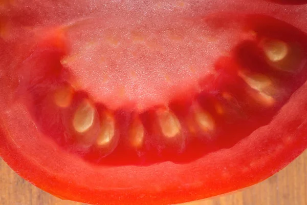 Tomate cortado por la mitad en la mesa macro foto . — Foto de Stock