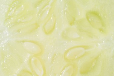 Yarık yakın çekim fotoğraf içinde yeşil salatalık.