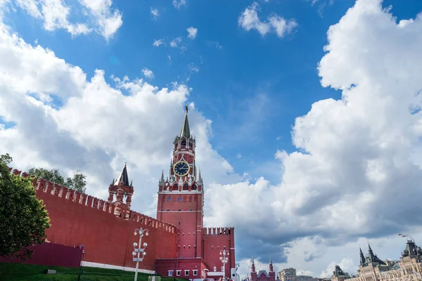 Europa. Rusland. Moskou. Moskou Kremlin op een heldere zomerdag — Stockfoto