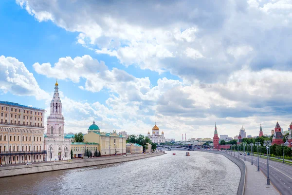 View of the Kremlin embankment on a cloudy day, Moscow, Russia. — Stock Photo, Image