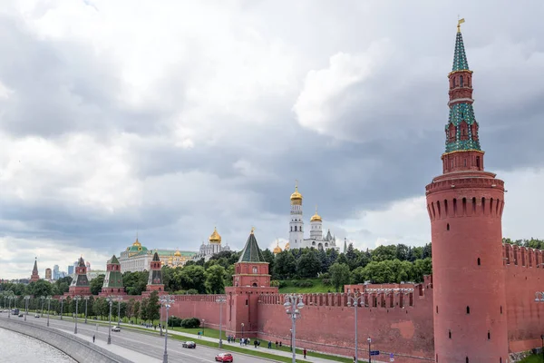 Vista del terraplén del Kremlin en un día nublado, Moscú, Rusia . —  Fotos de Stock