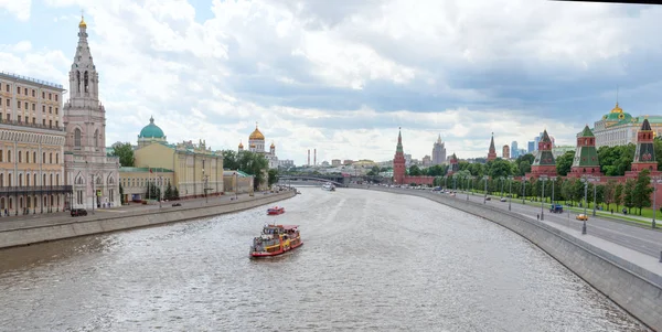 View of the Kremlin embankment on a cloudy day, Moscow, Russia. — Stock Photo, Image