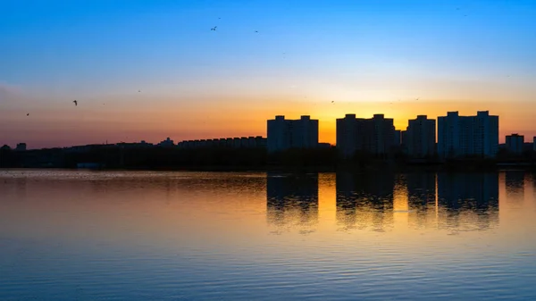 在明斯克, Chizhovka 区的湖泊日落。白俄罗斯 — 图库照片