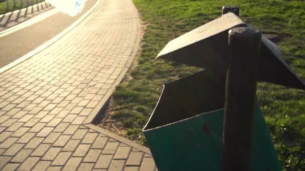 Womens hand gooit een lege plastic fles in de vuilnisbak — Stockvideo