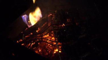 Gece barbekü kömürün üstünde buhar et sulu parçaları