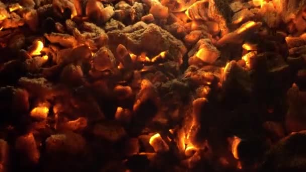 Primer plano de la parrilla de carbón caliente 4K — Vídeo de stock