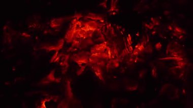 Karanlıkta kömürlerin yanma arka plan. 4k