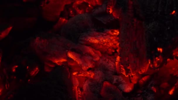 在黑暗中燃烧煤的背景 — 图库视频影像