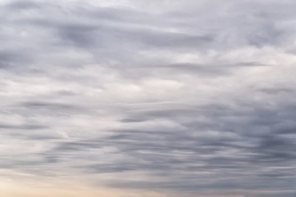 Вечернее облачное небо над морем летом — стоковое фото