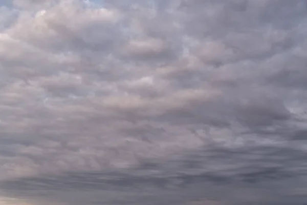 Вечернее облачное небо над морем летом — стоковое фото