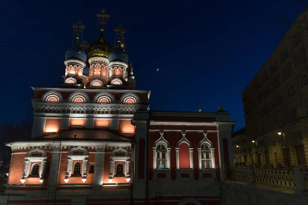 밤에 모스크바에 있는 프스코프 언덕에 세인트 조지 교회. — 스톡 사진