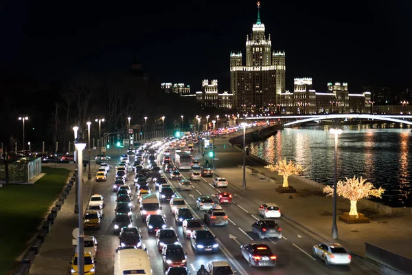 Москва, Россия. Вид на сталинский небоскреб на Котельнической набережной — стоковое фото