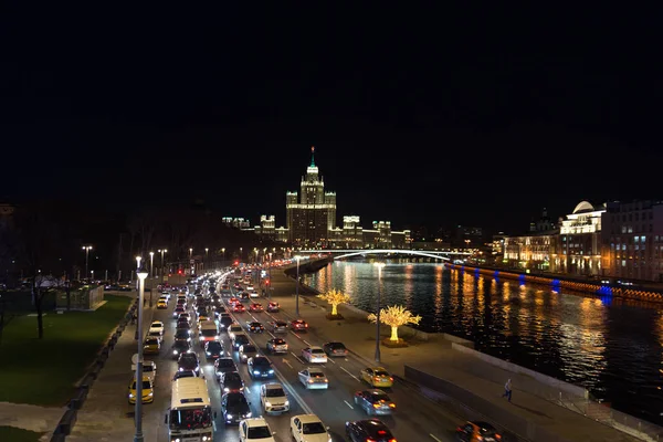 Moskau, Russland. der Blick auf den Stalin-Wolkenkratzer auf dem kotelnitscheskaja-Damm — Stockfoto