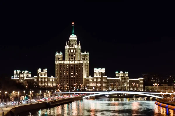 モスクワ、ロシア。Kotelnicheskaya 堤防にスターリンを高層ビルでビュー — ストック写真
