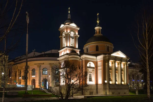Kirche der großen Märtyrer-Barbaren beim Barbaren in Moskau, Russland, in der Nacht — Stockfoto