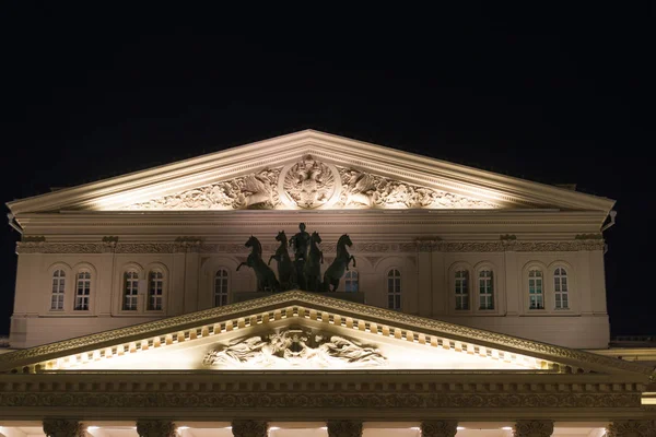 Vista nocturna del Teatro Bolshoy con las luces. Rusia. Moscú — Foto de Stock