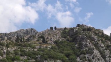 Eski Kotor kasabasının yukarısındaki eski kale. Karadağ