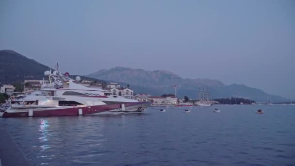 Zonsondergang boven de jachten. Jachten in de zeehaven van Tivat. Porto Montenegro — Stockvideo