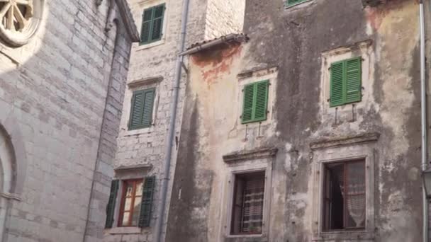 El casco antiguo de Kotor. estilo de la antigua casa. Montenegro — Vídeo de stock