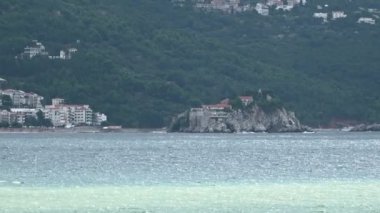Karadağ 'daki ada oteli Sveti Stefan' ın manzarasına uzaktan bak