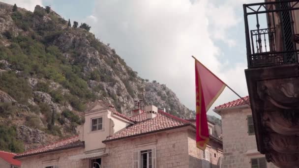 Kotor, Montenegro. Montenegros flagga på fasaden av byggnaden i Kotor — Stockvideo