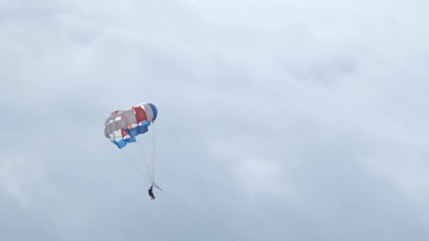 Touristen haben Spaß im Urlaub auf See. Menschen, die an einem Fallschirm fliegen — Stockvideo