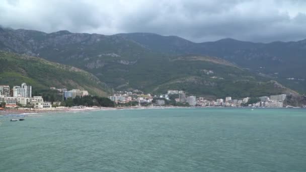 Kilátás a városra Rafailovici a tengerből, Montenegró — Stock videók