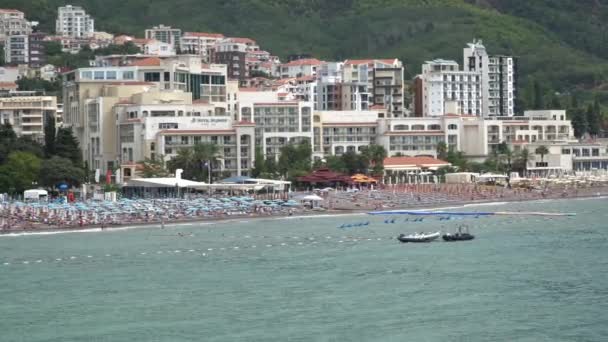 Montenegró 2019. szeptember. Kilátás a tengerre a strandon a város Becici közel Budva — Stock videók