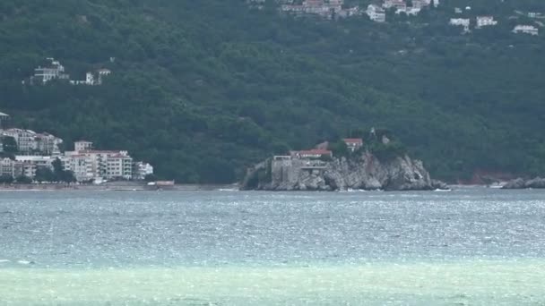 Vista desde lejos en la isla-hotel Sveti Stefan en Montenegro — Vídeos de Stock