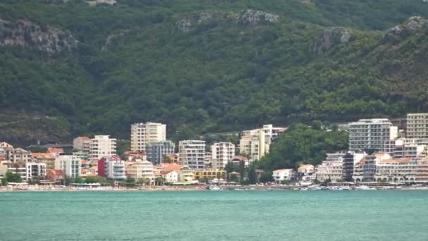 Černá Hora září2019. Pohled na město Rafailovici od moře, Černá Hora — Stock video