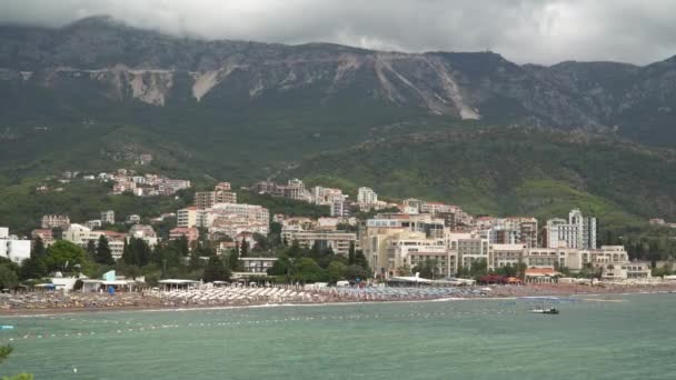 Montenegró 2019. szeptember. Kilátás a tengerre a strandon a város Becici közel Budva — Stock videók
