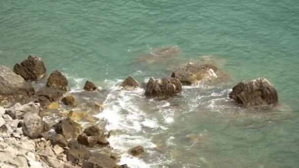 Vista de la costa rocosa y el mar ondulado — Vídeos de Stock