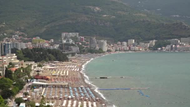 Montenegro. Vista desde el mar en la playa de la ciudad de Becici cerca de Budva — Vídeo de stock