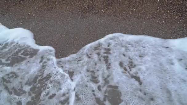 Surf de mar en una playa de arena — Vídeo de stock