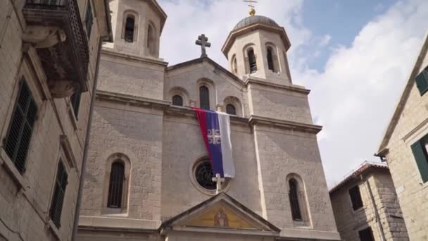 Montenegro. Kyrkan St Nicholas i centrum av den gamla staden Kotor — Stockvideo