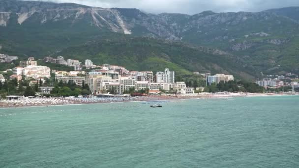 Montenegro september 2019. Uitzicht vanaf de zee op het strand van de stad Becici bij Budva — Stockvideo