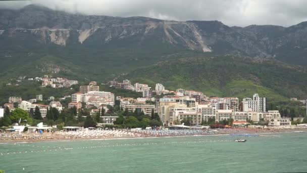 Montenegró 2019. szeptember. Kilátás a tengerre a strandon a város Becici közel Budva — Stock videók