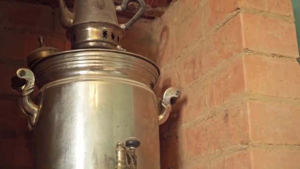 Russisch samovar wordt verwarmd op het fornuis close-up — Stockvideo