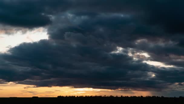 4K Timelapse dramatyczny zachód słońca nad polem — Wideo stockowe