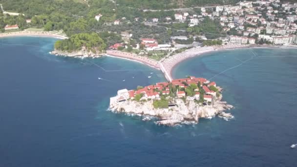 Montenegro Budva. Utsikt över ön i form av hjärtat av St Stephen. ö hotell — Stockvideo